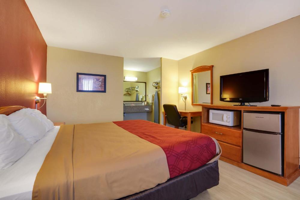 King Room - Accessible/Smoking